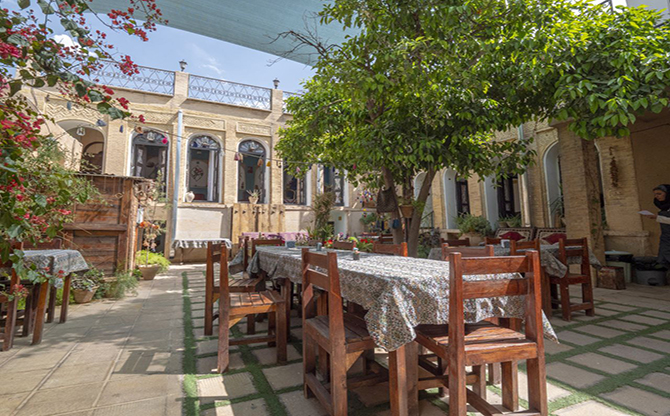 بوم گردی ترنجستان شیراز